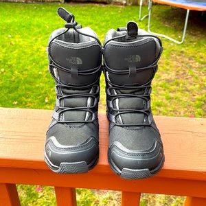 The North Face boys winter boots sz 1